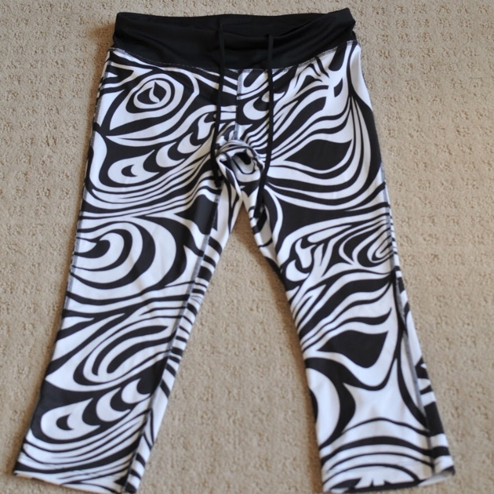 Xersion black and white athletic leggings